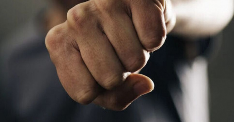 В Мариуполе средь бела дня избили молодого мужчину (ДОПОЛНЕНО)