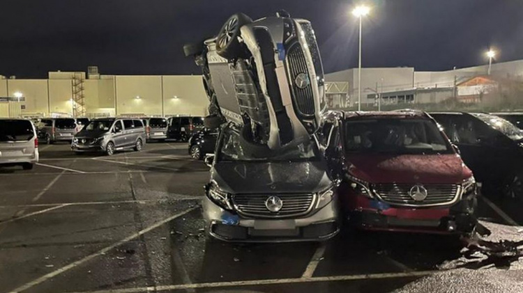 В Испании уволенный сотрудник завода «Mercedes-Benz» разгромил полсотни новых машин