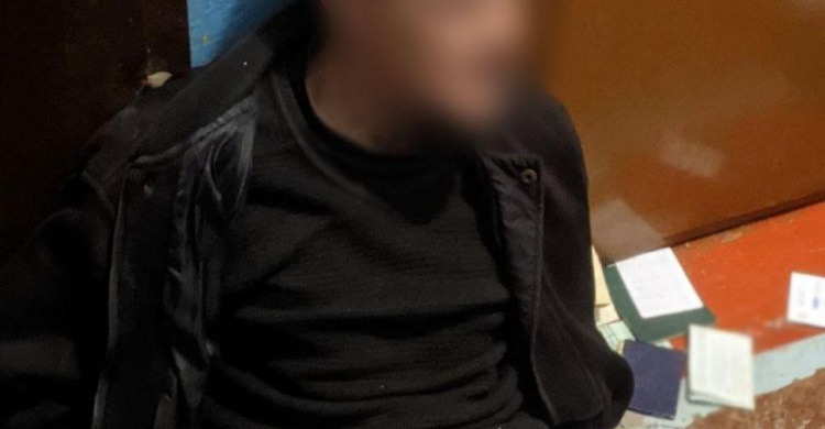 После убийства знакомого мариуполец взял в заложницы свою дочь и угрожал полиции