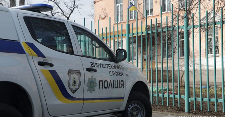 В мариупольской школе полицейские, взрывотехники и кинологи искали опасный предмет