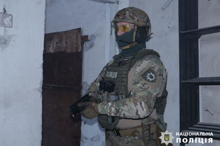 Напал на магазин и захватил заложницу: в Мариуполе задержали вооруженного «преступника»
