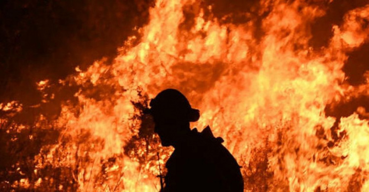 В Мариуполе горел жилой дом: двум пожилым людям понадобилась помощь