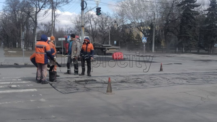 В Мариуполе приступили к масштабному ремонту дорог: в городе заработал асфальтобетонный завод