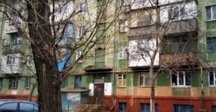 Афера на четверть миллиона: в Мариуполе полицейский и риелтор позарились на квартиру должницы (ДОПОЛНЕНО)