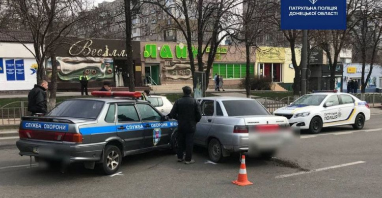 На перекрестке в Мариуполе столкнулись два «ВАЗа»