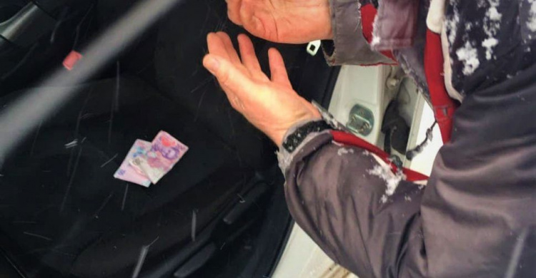 В Мариуполе нетрезвый водитель «осыпал» деньгами патрульный автомобиль