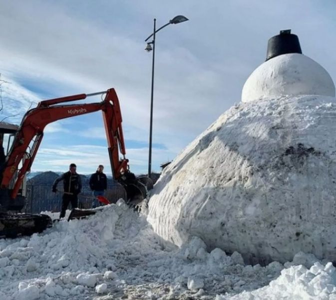 В Италии вылепили 200-килограммового снеговика