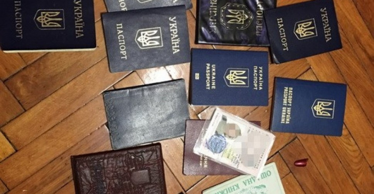 В Донецкой области поймали мошенницу, которая штамповала поддельные паспорта и справки переселенцев