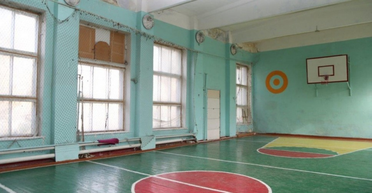 В мариупольской школе за 550 тыс. грн. отремонтируют спортзал