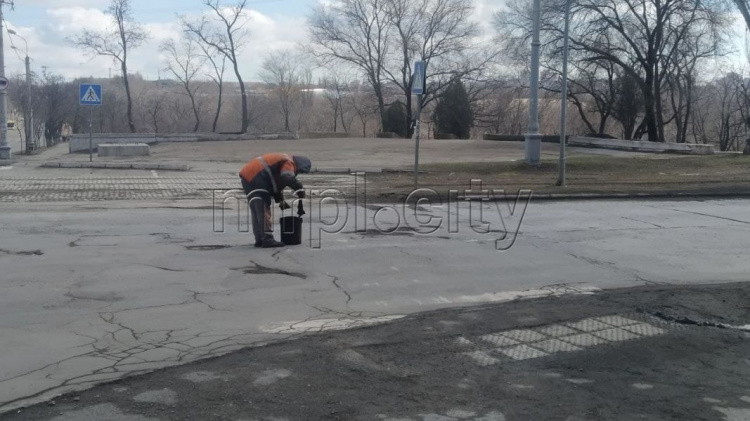 В Мариуполе приступили к масштабному ремонту дорог: в городе заработал асфальтобетонный завод