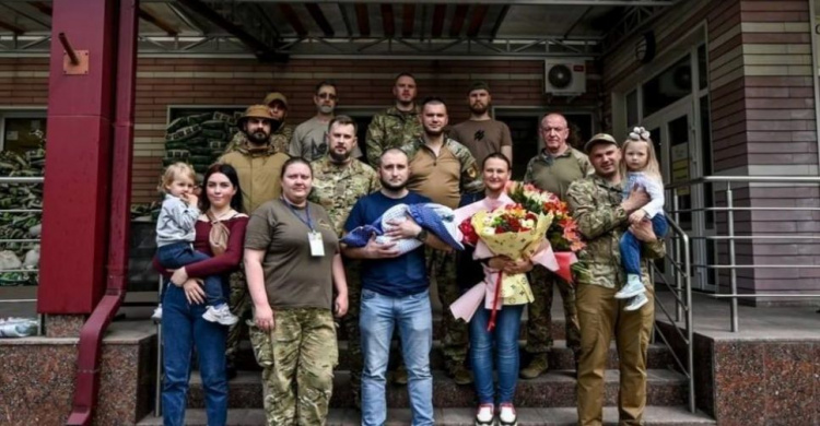 В Запорожье из роддома встретили жену погибшего в Мариуполе военного