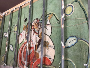 В Мариуполе интерьер известного ресторана скрывал мозаику с украинками